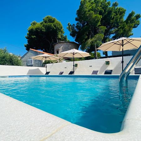 Sea-Views Brazza Apartments With Private Pool Милна Экстерьер фото