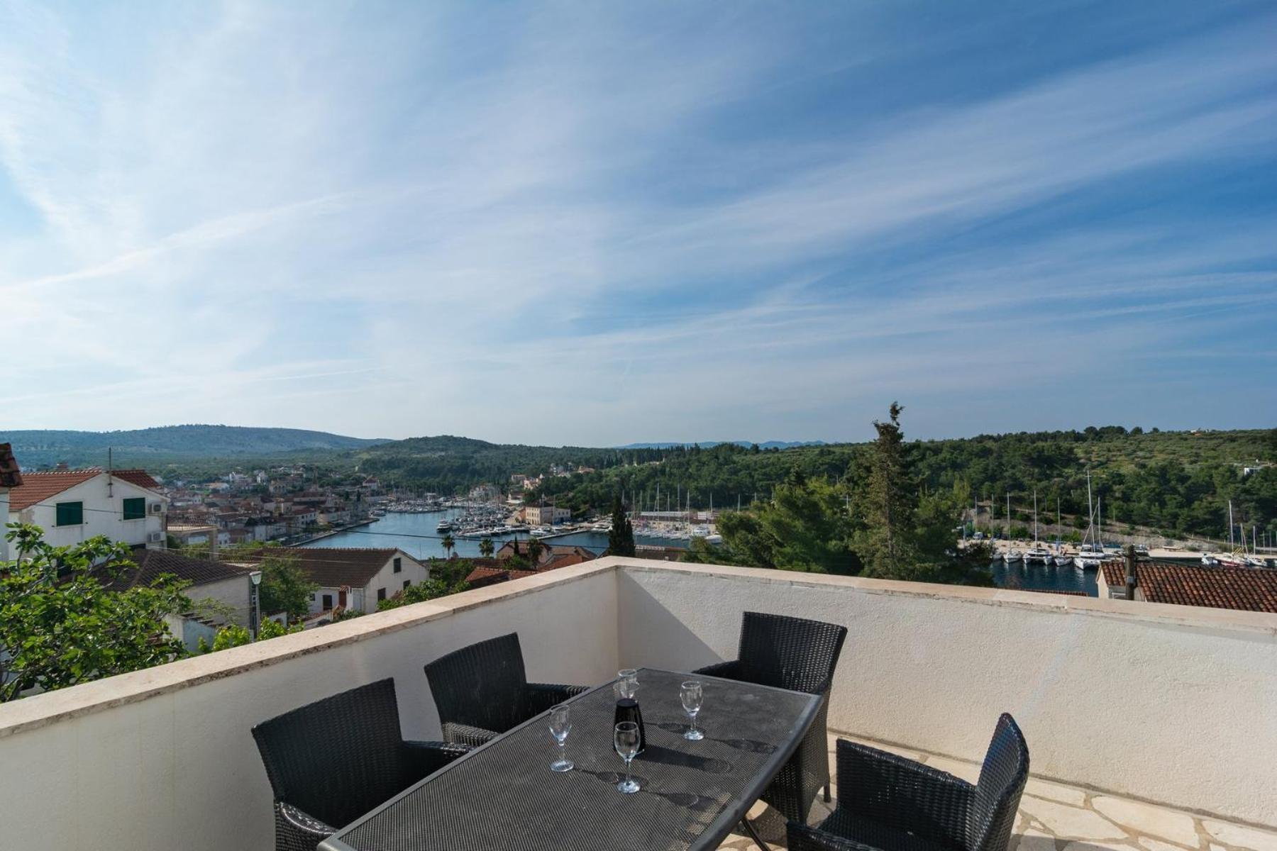 Sea-Views Brazza Apartments With Private Pool Милна Экстерьер фото