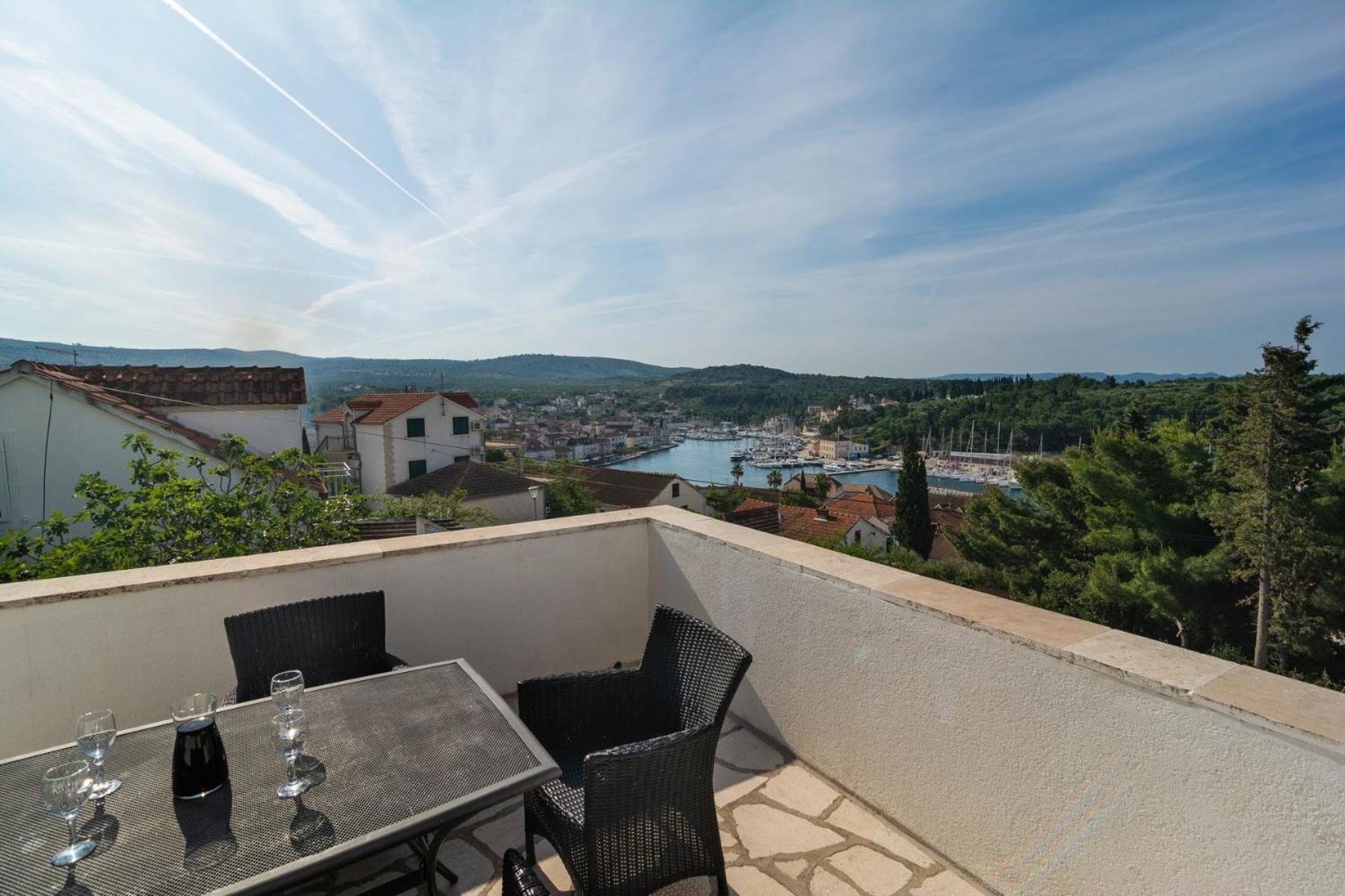 Sea-Views Brazza Apartments With Private Pool Милна Экстерьер фото