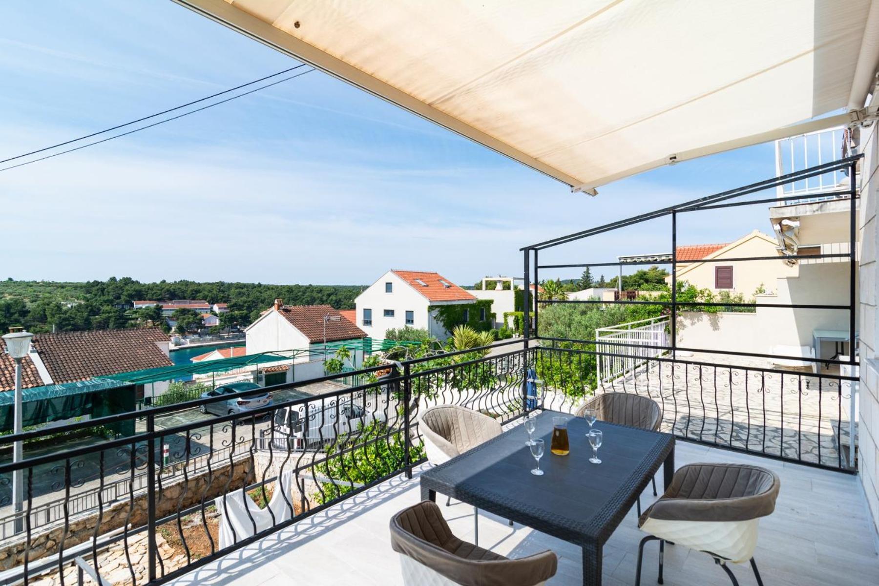 Sea-Views Brazza Apartments With Private Pool Милна Экстерьер фото